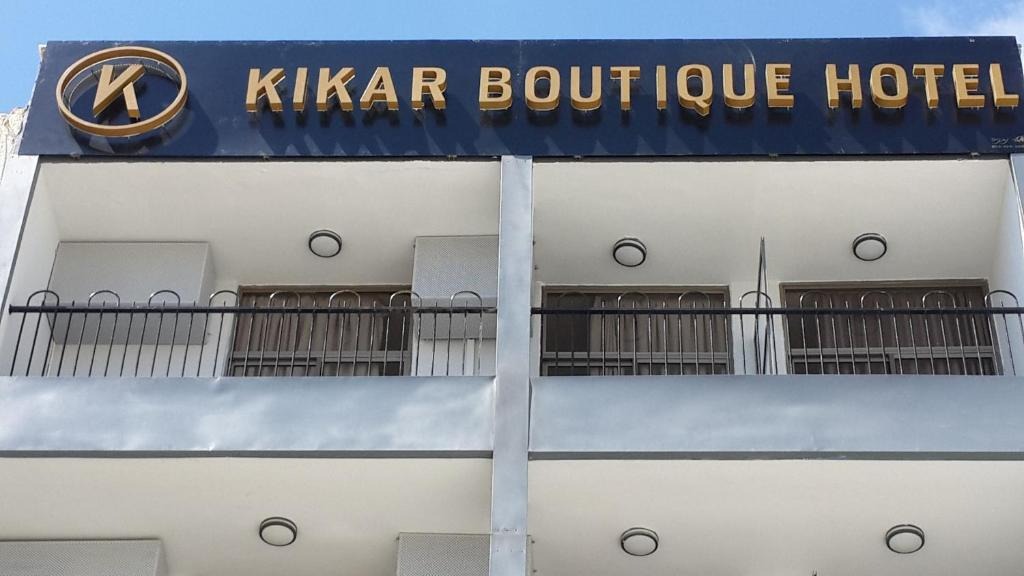 Enseigne Kikar Boutique Hotel sur la façade à Netanya